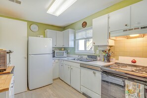 Geladeira, micro-ondas, cooktop, lava-louças