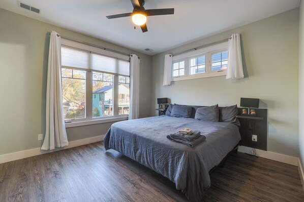 2 bedrooms, desk, iron/ironing board, Internet - Walk to Front St! Traverse City Condo Near Skiing (Traverse City)
