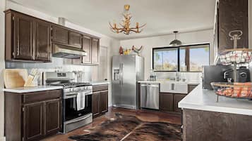 KĂŒhlschrank, Mikrowelle, Ofen, Herdplatte