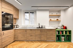 Kühlschrank, Mikrowelle, Ofen, Geschirrspüler