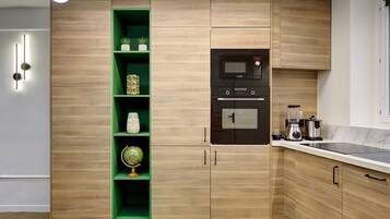 Een koelkast, een microgolfoven, een oven, een vaatwasser