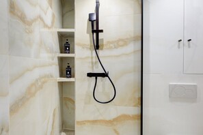 Dusche, Haartrockner, Handtücher, Seife
