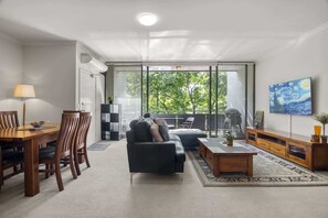 TV - Central 2-Bed Pad with Tennis Court, Pool & Gym (Southbank)