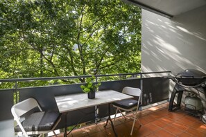 Outdoor dining - Central 2-Bed Pad with Tennis Court, Pool & Gym (Southbank)