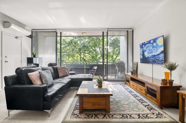 TV - Central 2-Bed Pad with Tennis Court, Pool & Gym (Southbank)