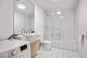 Douche, sĂšche-cheveux, serviettes fournies
