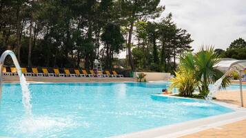 Una piscina cubierta