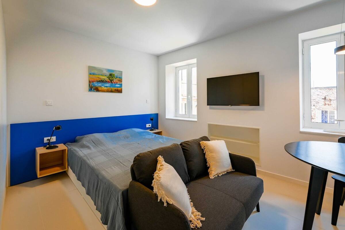 Studio (Studio Apartment)