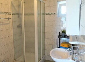 Studio (Studio Apartment with Sea View) | Badkamer | Een douche, handdoeken