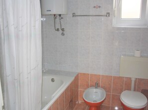 Apartment (Classic Four Bedroom Apartment with S) | Bathroom | Towels