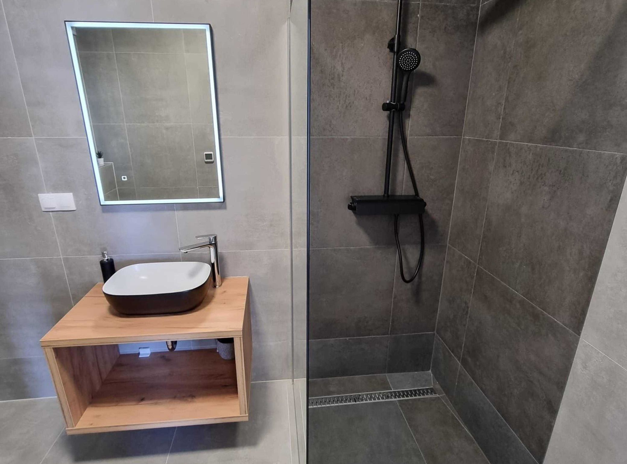 Villa (Sunset Garden Villa in Kanfanar) | Badezimmer | Dusche, Handtücher