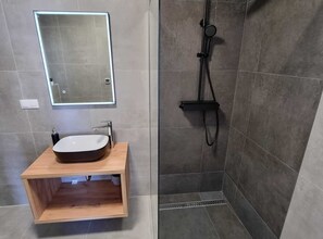 Vila (Sunset Garden Villa in Kanfanar) | Banheiro | Chuveiro, toalhas de banho