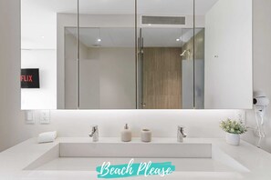 Dusche, Haartrockner, Handtücher, Shampoo