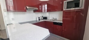 Kjøleskap, mikrobølgeovn, oppvaskmaskin og kaffetrakter/tekoker