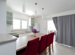 Villa (Modern Villa with Pool) | Dining room