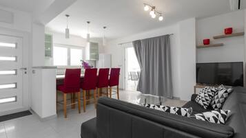 Villa (Modern Villa with Pool) | Sala de estar | Televisión de pantalla plana de 32 pulgadas con canales vía satélite