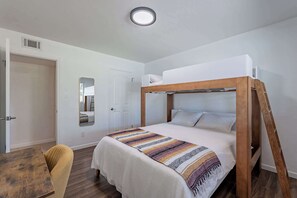 4 chambres, bureau, fer et planche à repasser, lit parapluie