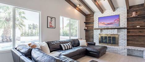 Televisión, chimenea y oficina