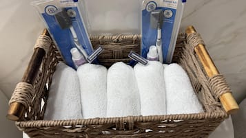 Haartrockner, Handtücher, Seife, Shampoo