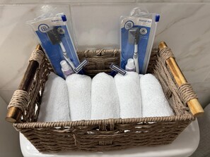 ヘアドライヤー、タオル、石鹸、シャンプー