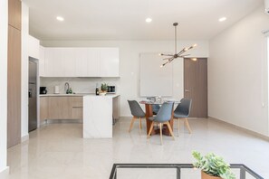 Fridge, microwave, stovetop, coffee/tea maker - Luxury 1BR with balcony, Direct Access to 5th Ave (Playa del Carmen)