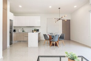 Fridge, microwave, stovetop, coffee/tea maker - Luxury apartment 1BR, Direct Access to 5th Ave (Playa del Carmen)