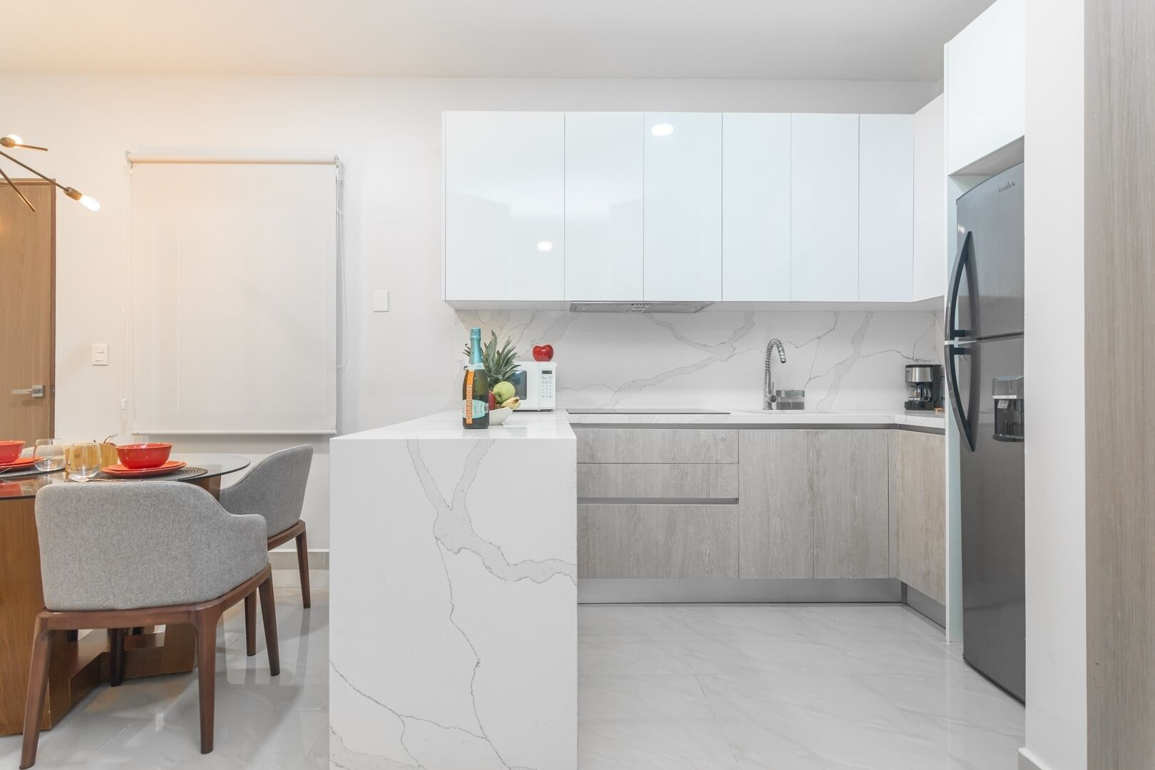 Kühlschrank, Mikrowelle, Herdplatte, Wasserkocher mit Kaffee-/Teezubehör