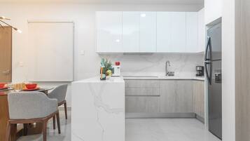 Kühlschrank, Mikrowelle, Herdplatte, Wasserkocher mit Kaffee-/Teezubehör