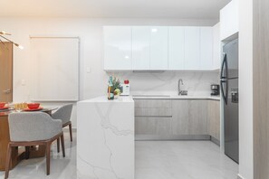 Réfrigérateur, micro-ondes, plaque de cuisson, cafetière/bouilloire