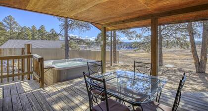 Split Pine Cabin: Hot tub, Stunning Mountain Views, Near Downtown!