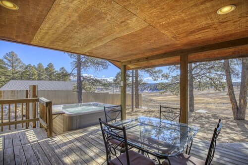 Split Pine Cabin: Hot tub, Stunning Mountain Views, Near Downtown!