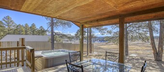 Split Pine Cabin: Hot tub, Stunning Mountain Views, Near Downtown!