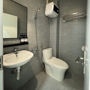 Shower, hair dryer, slippers, towels - PHAM. Homes (Hai Phong)
