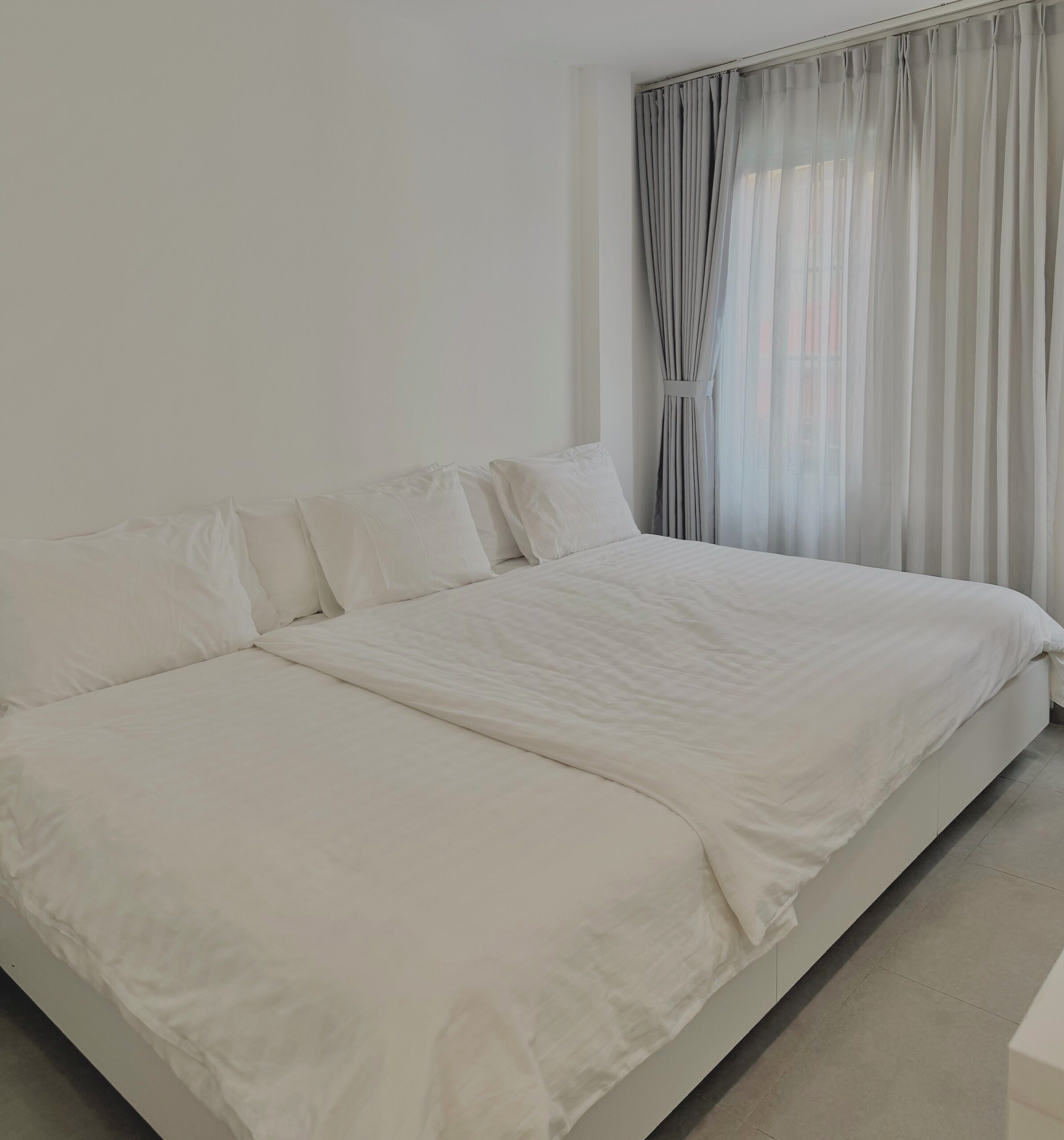 Deluxe Triple Room, 3 Twin Beds | Restaurant