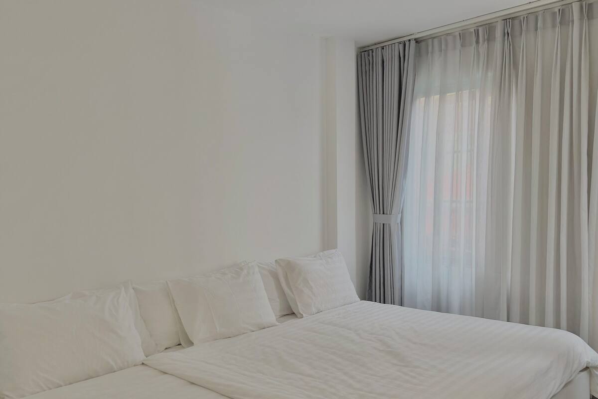 Deluxe Triple Room, 3 Twin Beds | Restaurant