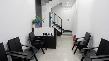 Deluxe Quadruple Room, City View | Ruang tamu