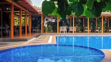 12 piscinas externas