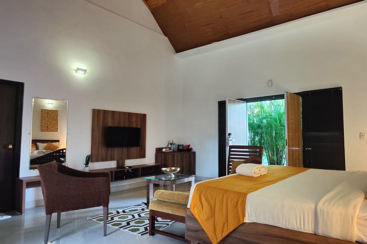 Superior Double Room, Balcony, Courtyard View | Egyptian cotton sheets, premium bedding, minibar, in-room safe