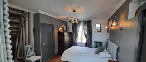 6 bedrooms, travel cot, WiFi, bed sheets