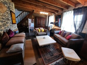 TV, books - La Maison Jeanne - Family home on the outskirts of Bécherel (Saint-Pern)