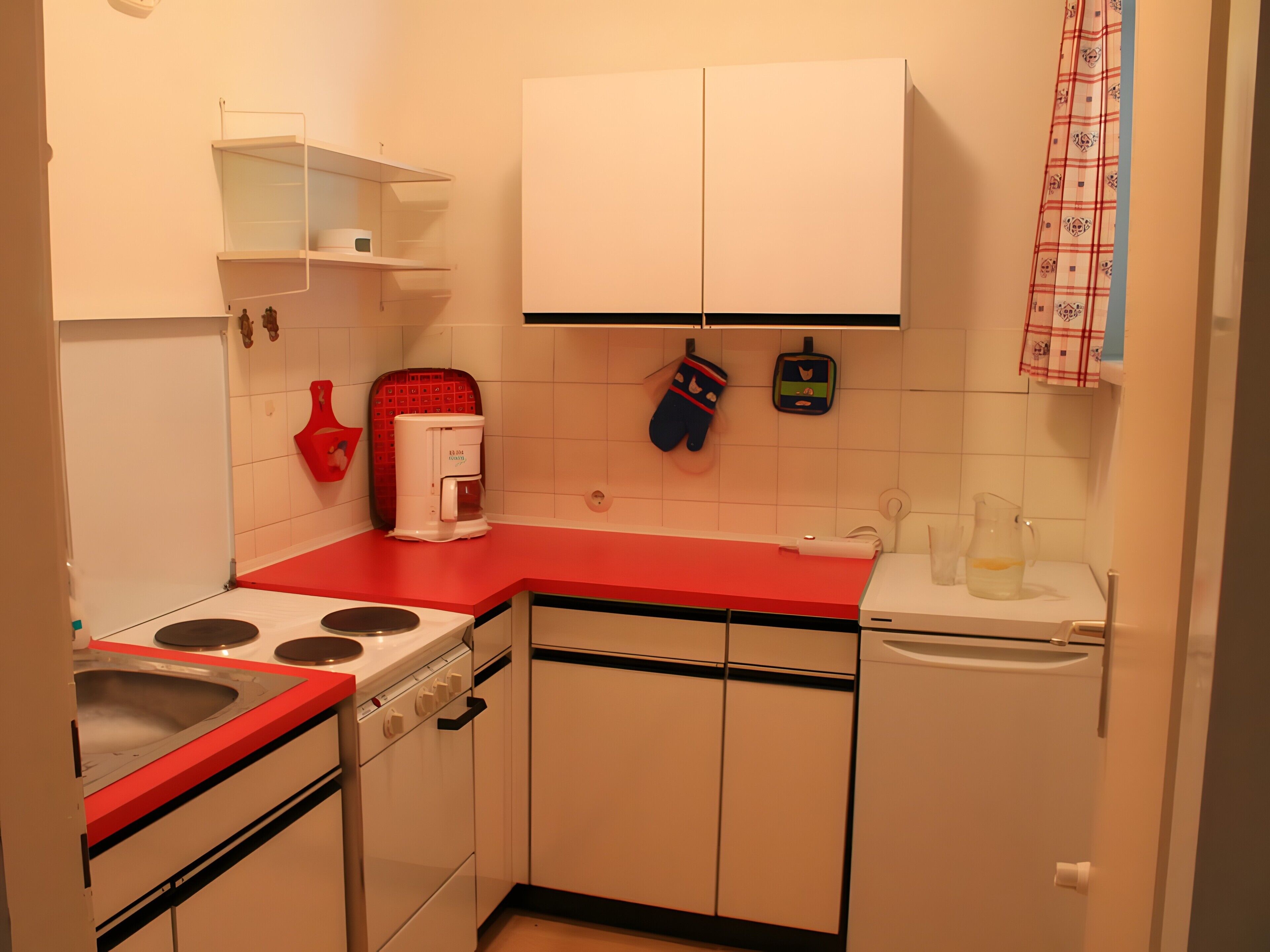 Kühlschrank, Ofen, Herdplatte, Wasserkocher mit Kaffee-/Teezubehör