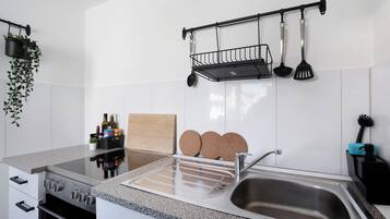 Køleskab, mikrobølgeovn, ovn, kogeplade