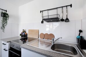 Kühlschrank, Mikrowelle, Ofen, Herdplatte