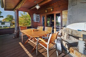 Outdoor dining - Holiday Home 'Ferienhaus Bad Gandersheim' with Private Terrace, Private Garden and Wi-Fi (Bad Gandersheim)