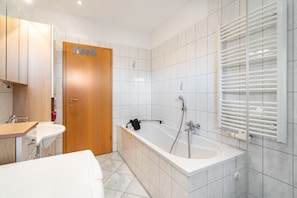 Shower - Apartment 'Familie Nahrstedt Parterre' with Shared Terrace, Private Garden and Wi-Fi (Löbau-Krappe)