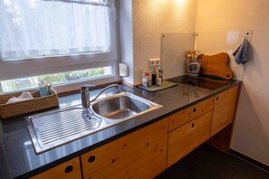 Een koelkast, een kookplaat, een waterkoker, een broodrooster