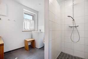 Douche, sèche-cheveux, serviettes fournies