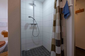 Douche, sĂšche-cheveux, serviettes fournies