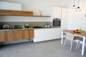 Frigorifero, forno, piano cottura, lavastoviglie