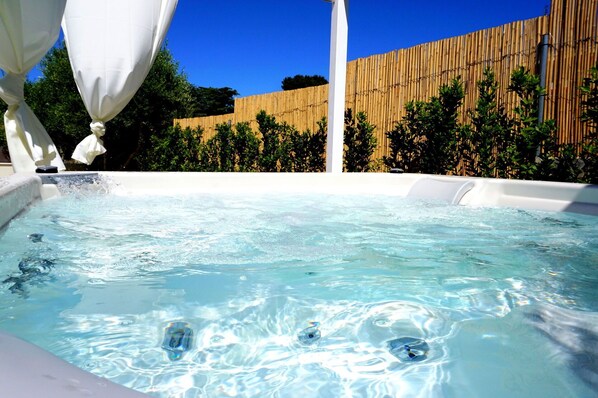 Outdoor spa tub